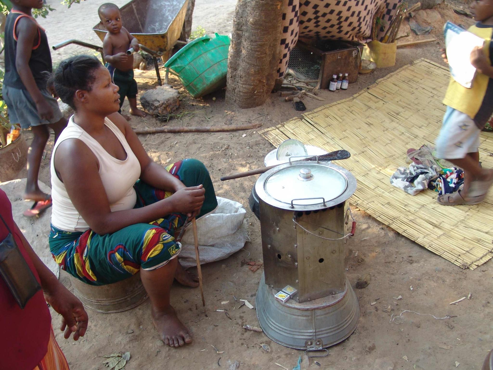 The market introduction of micro gasifying cook stoves and sawdust